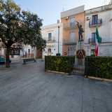 Per visitare, da Bari, la cittadina, percorriamo la Statale 100 per circa otto chilometri, quindi prendiamo l�uscita per Cellamare/Zona Industriale Capurso. A questo punto proseguiamo sulla Provinciale 98 per circa due chilometri e giungiamo nel cuore del paese, in piazza Aldo Moro